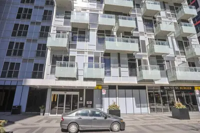 Image de Condo de luxe sur la rue Front Ouest Ii