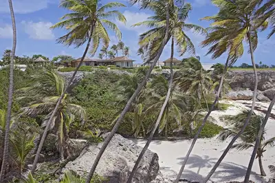 Image de Villa en bord de mer avec piscine et vue spectaculaire sur la plage de Bottom Bay