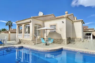 Image de Villa avec piscine dans un excellent emplacement dans le centre de Quesada Villa