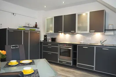 Image de Maison calme avec une grande terrasse dans un quartier résidentiel central
