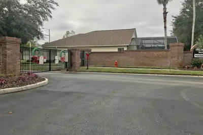 Image de Magnifique villa avec 4 lits et 3 bains avec piscine Wifi gratuit / câble / parking / téléphone