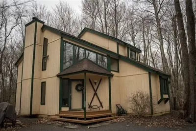Image de Moderne mais chaleureuse 3 chambres, 2 salles de bain maison contemporaine sur grand terrain boisé adossé au golf. Marcher à la piscine, restaurant / bar clubhouse et courts de tennis.