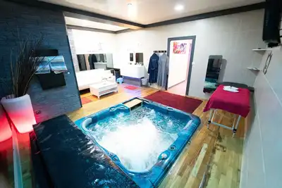 Image de Appartement en copropriété comprenant un jacuzzi un jacuzzi un sauna