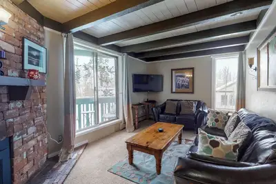 Image de Condo familial avec bain à remous et commodités du club-house partagés, près de la ville!