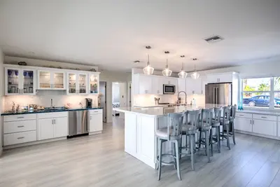 Image de Vues incroyables! Dockage sur l'eau libre! Tout nouveau 4 chambres, Cabana Club!