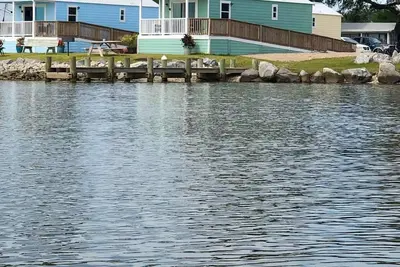 Image de (Pêche à partir du quai) Lancement de bateau, marché de fruits de mer et magasin d'appâts à côté. . .
