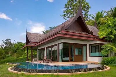 Image de Villa privée au sommet d'une colline de style Thai avec piscine à débordement, vue sur l'océan et lit king-size