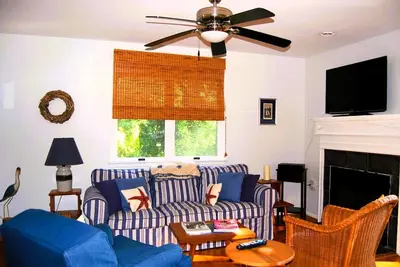 Image de Cette belle maison à Arundel sur la baie comprend une plage communautaire, des glissades en bateau, une aire de jeux