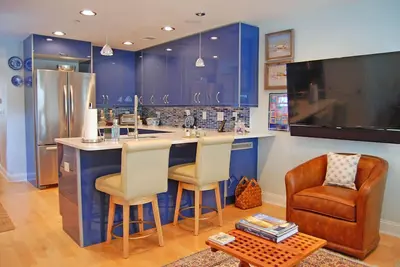 Image de Profitez de la commodité d'être à 40 mètres de la Us Naval Academy Barry Gate (Porte 1 - Entrée des visiteurs) et d'un accès facile à City Dock via une porte à clé privée.