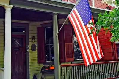 Image de Au fil des ans, cette charmante grande maison victorienne historique du centre-ville d'Annapolis a été restaurée dans sa grandeur d'origine. Il y a beaucoup d'espace pour accueillir une famille