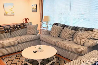 Image de Maison unifamiliale entièrement meublée de 4 chambres / 3 salles de bains à Annapolis: Cette maison entièrement meublée est située à Pendennis Mount.