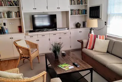 Image de Cet appartement au 2ème étage, avec sa propre entrée et un parking hors rue est spacieux et parfait pour les célibataires en affectation ou en transition.