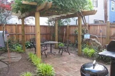 Image de Cette magnifique maison est devenue un favori pour les familles en vacances qui souhaitent être au centre-ville, au cœur du centre-ville historique d'Annapolis. Il est situé à seulement 1 1/2 pâté de maisons de la Naval Academy Gate One et du City Dock.