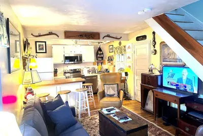 Image de Charmant petit joyau du quartier historique est meublé principalement avec des antiquités qui ont été dans la famille du propriétaire depuis des générations