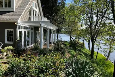 Image de Vue sur l'eau depuis chaque fenêtre - Situé au point où les eaux profondes du ruisseau Saltworks rencontrent la rivière Severn.
