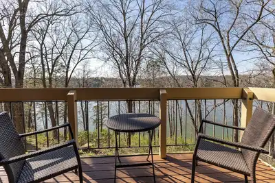 Image de Condo de 2 étages ~ Vues uniques sur le lac ~ Cheminée ~ Promenade facile à Eagle Ridge ~