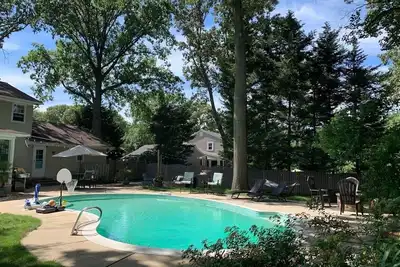 Image de Cuisine gastronomique, planchers de bois franc, salle 4 saisons avec chauffage et climatisation donnant sur cour arrière privée clôturée avec belle piscine, foyer au gaz, barbecue à gaz, patio