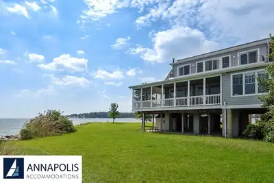 Image de Escapade Familiale Inoubliable. Cette maison entièrement rénovée a tout pour plaire. 3 côtés du front de mer direct de la baie.