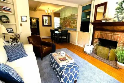 Image de Le Centre-Ville D'Annapolis Dreamhome Vous Attend! ! ! Cette élégante maison en brique se trouve au cœur d'Annapolis à distance de marche de tous les principaux points d'intérêt