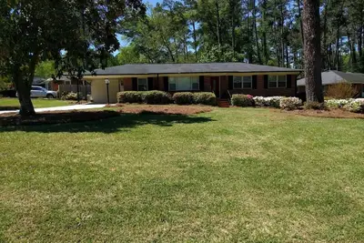 Image de Ranch de trois chambres avec véranda! À distance de marche du parcours national Augusta!