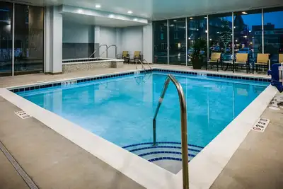 Image de Petit déjeuner gratuit, Wi-Fi gratuit, Centre d'affaires | Piscine intérieure + bain à remous