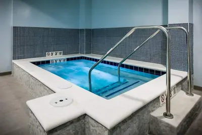 Image de Suite chaleureuse et accueillante | Petit déjeuner gratuit, piscine intérieure + bain à remous
