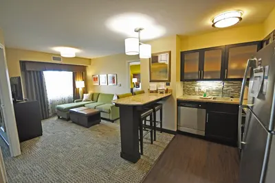 Image de Petit-déjeuner gratuit, Wi-Fi gratuit, piscine intérieure et bain à remous | Suite confortable de 2 chambres