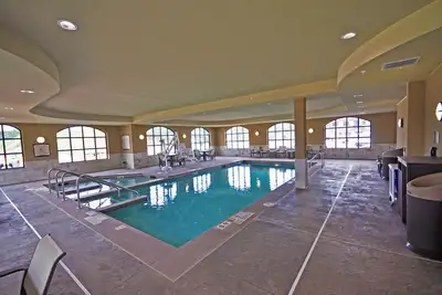 Image de Suite confortable de 2 chambres | Petit-déjeuner gratuit, Wi-Fi gratuit, piscine intérieure et bain à remous