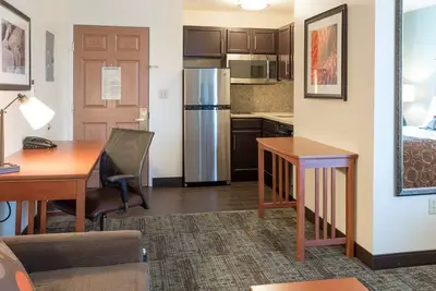 Image de Piscine intérieure + bain à remous + petit-déjeuner gratuit | Suite accessible aux malentendants