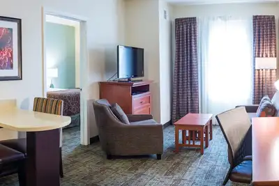 Image de Suite avec douche accessible en fauteuil roulant | Piscine intérieure + bain à remous + petit déjeuner gratuit