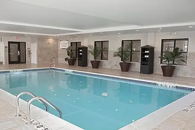 Image de Piscine intérieure + Wi-Fi gratuit, petit-déjeuner gratuit | Suite accessible aux personnes malentendantes près de Sea Life Michigan