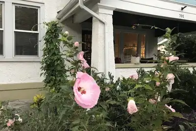 Image de Sunny Blue Bungalow near Nashville in Historic Downtown Murfreesboro