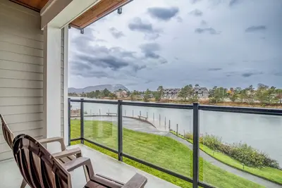 Image de Condo spacieux en bord de mer a vue sur le fleuve, Suite Queen, à seulement quelques pâtés de maisons de la plage!