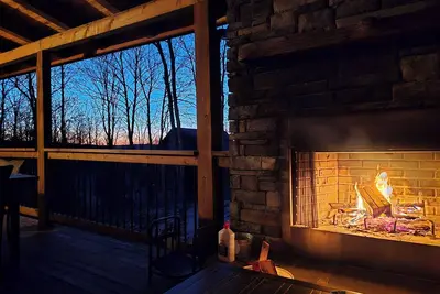 Image de Lac et golf maison avec bain à remous, fers à cheval, baby-foot et feu de camp!