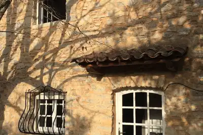 Image de Bastide en pierres avec piscine à Lorgues dans le Var et un terrain de 4000m2