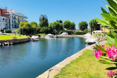 Image de Port Sotavent 16 A - Piscine Communautaire Et Vue Canal