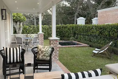 Image de Cottage conçu par Constantia Architectural, intérieurs magnifiques, jardin paysager