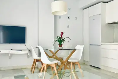 Image de Situé au centre, avec un parking gratuit. Appartement moderne et spacieux.