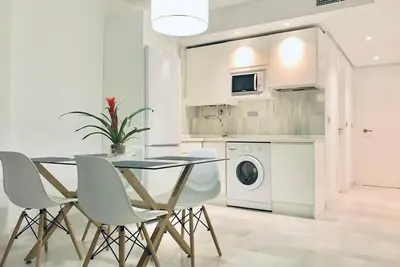 Image de Spacieux et moderne avec un parking gratuit dans le centre 3