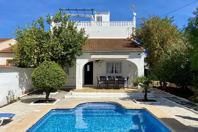 Image de Villa espagnole traditionnelle avec piscine privée située à Los Balcones