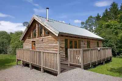 Image de Oak est une charmante cabane en rondins bien équipée avec bain à remous et poêle à bois