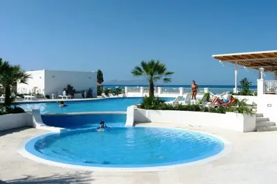 Petite villa avec terrasse, directement sur la mer avec vue sur les îles Eoliennes