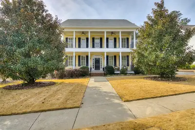 Image de Belle maison derrière la porte de Bishop's Court à Champion's Retreat!