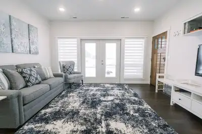 Image de Belle suite principale et cuisine complète dans une nouvelle maison