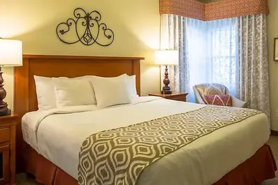 Image de Complexe haut de gamme avec piscine extérieure chauffée avec toboggan et bar en bord de piscine, court de tennis et salle de sport