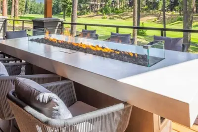 Image de Nouvelle maison spacieuse avec bain à remous, foyer et accès complet au complexe. Superbes vues!