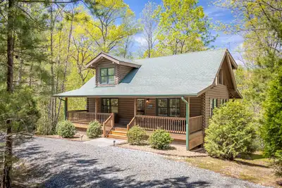 Image de Cabine fermée privée avec foyer extérieur niché dans les contreforts des Blue Ridge Mtns.