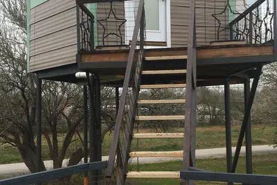 Image de Cabane dans un arbre unique et confortable