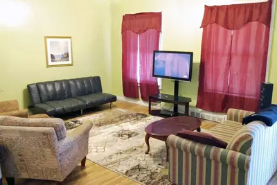 Image de 2br, 2ba, animaux de compagnie, duplex inférieur avec sous-sol fini + grande terrasse arrière!