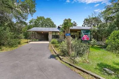 Image de Charmante maison de 2 chambres au coeur du centre-ville de Wimberley! Marchez jusqu'à la place!